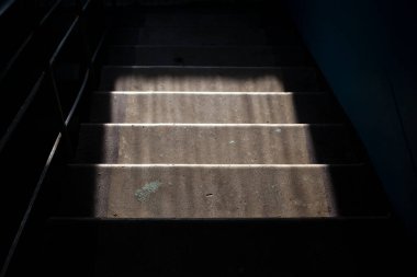 Evin içinde adımlar. Merdivenlerde beton basamaklar. 