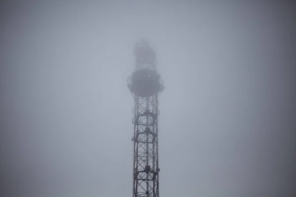 Communicatietoren in de mist. — Stockfoto