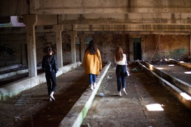 Üç kız terk edilmiş bir binada yürüyor.. 