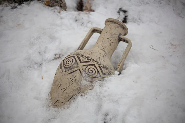 Αρχαία κανάτα στο χιόνι. Αμφορέας για την αποθήκευση κρασιού — Φωτογραφία Αρχείου