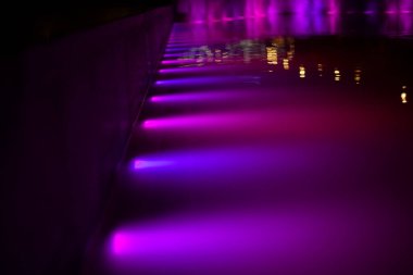 Aydınlatılmış havuz suyu.