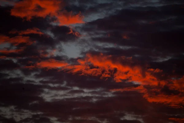 Nubes rojo-rosadas. Nubes al atardecer . —  Fotos de Stock