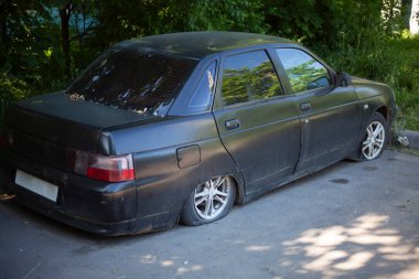 Lastiği patlamış bir araba..