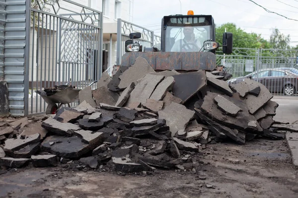 Yol tamiri. İşçiler asfalt döşüyorlar.
