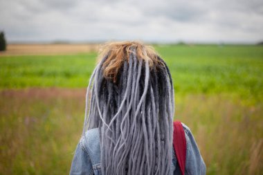 Kızın sahte rastası. Alışılmadık saç şekli