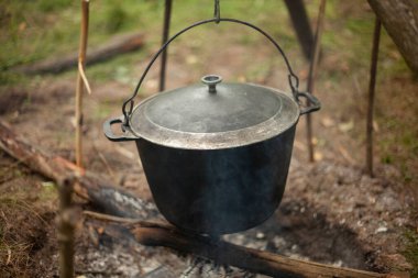 Kazan yanıyor. Kamp için yemek pişirme kazanı.