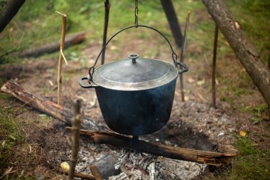 Kazan yanıyor. Kamp için yemek pişirme kazanı.