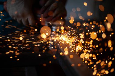 Metal için öğütücüyle çalış..