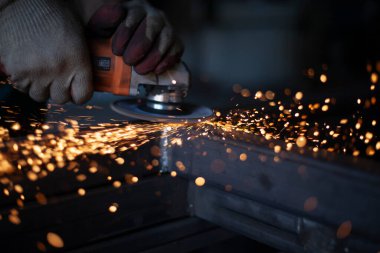 Metal için öğütücüyle çalış..