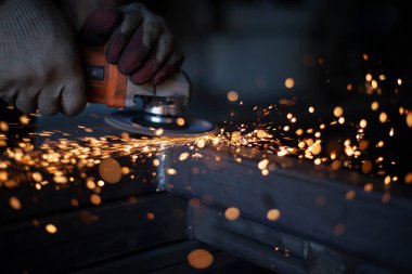 Metal için öğütücüyle çalış..