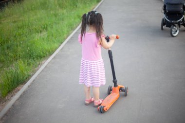 Motosikletli bir çocuk.