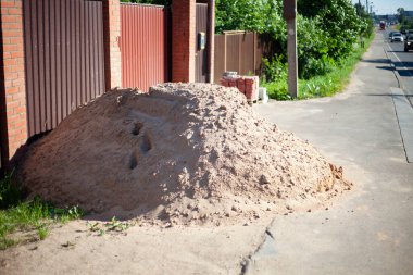 Malzeme kumları. Bir yol yaratmak için kum.
