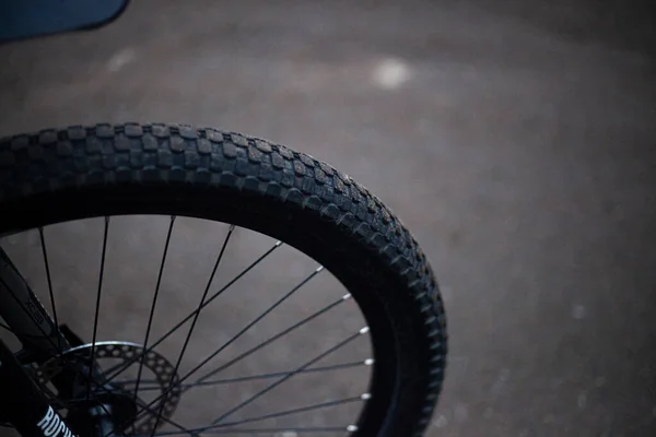 Roda de bicicleta. Transporte de duas rodas . — Fotografia de Stock