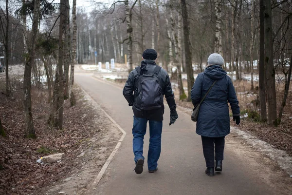 Las personas mayores están caminando por la calle . — Foto de Stock