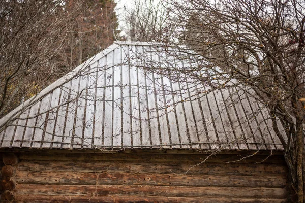 Gamla tak av ett trähus. — Stockfoto