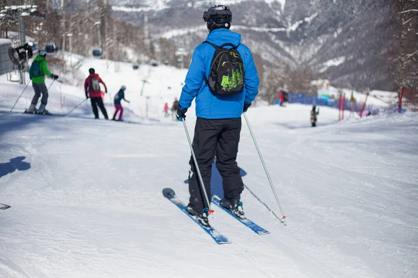 男子在高山滑雪场滑雪. — 图库照片
