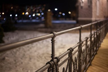 Bölgeyi çevreleyen sahte çitler.