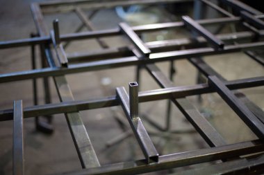 Atölyedeki metal profili.