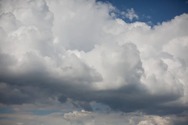 Cumulus wolken in de lucht. — Stockfoto