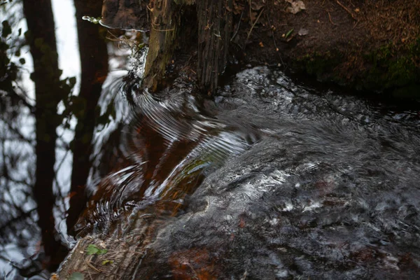 Powierzchnia wody. Małe fale w strumieniu przepływu wody. — Zdjęcie stockowe