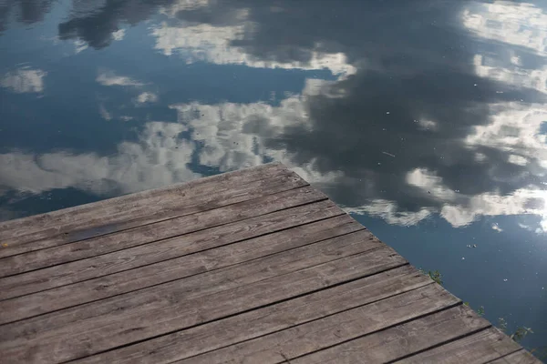 Um cais no lago feito de tábuas — Fotografia de Stock