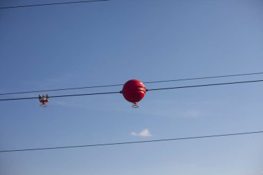 Elektrik kabloları üzerindeki ekipman.