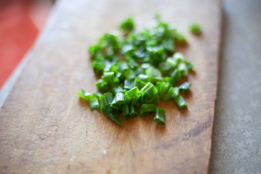 Salata için doğranmış yeşil soğan..