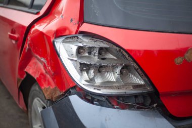 Kırık far ve sönmüş tekerlek.