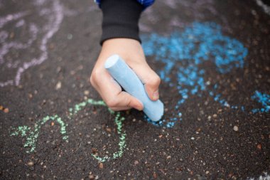 Asfalta tebeşir çizimi.