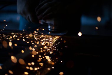 Metal işleme. Öğütücüyle çalışırken çıkan kıvılcımlar. 