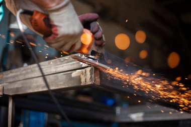 Metal işleme. Öğütücüyle çalışırken çıkan kıvılcımlar. 