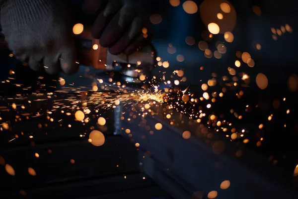 Procesamiento de metales. Chispas del trabajo con una amoladora . — Foto de Stock