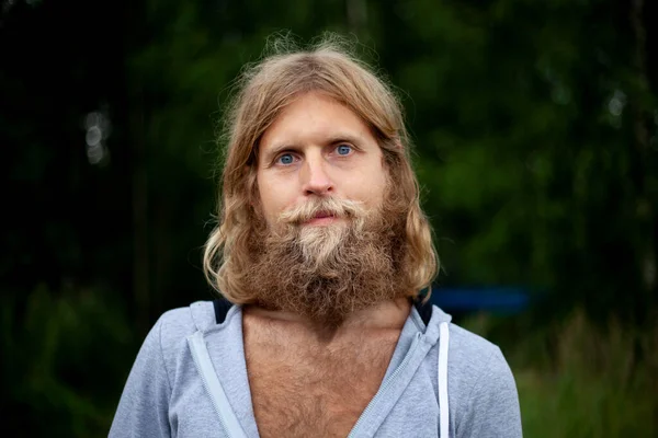 A guy with a big beard. The man travels in nature. — Stock Photo, Image