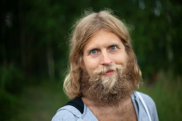 A guy with a big beard. The man travels in nature. — Stock Photo, Image