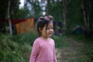 Ormanda 4 yaşında bir kız. Asyalı görünümlü küçük kız