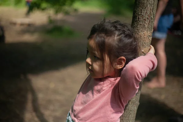 Dziewczyna 4 lata w lesie. Mała dziewczynka azjatyckiego wyglądu — Zdjęcie stockowe