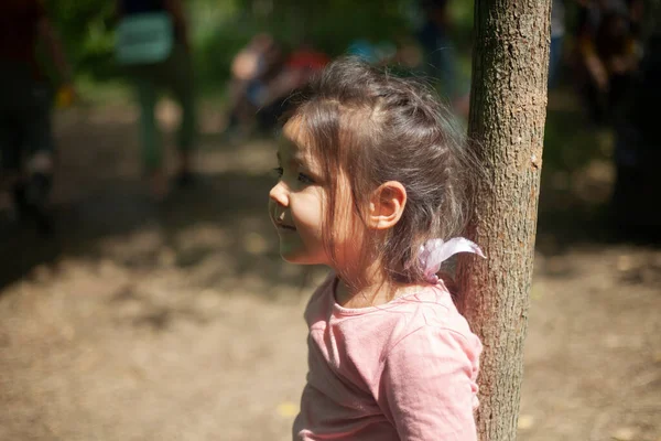 Niña de 4 años en el bosque. Niña de aspecto asiático —  Fotos de Stock