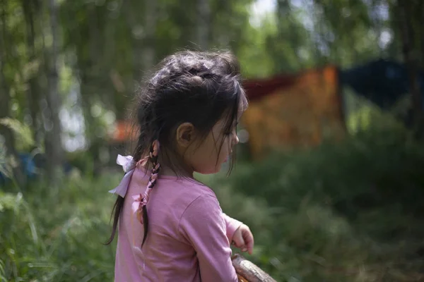 Ormanda 4 yaşında bir kız. Asyalı görünümlü küçük kız — Stok fotoğraf