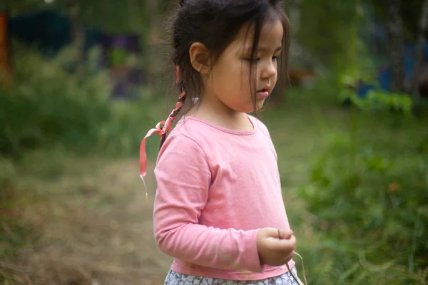 Niña de 4 años en el bosque. Niña de aspecto asiático —  Fotos de Stock