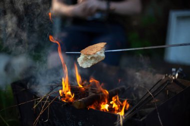 Ekmek ateşte kızarır..