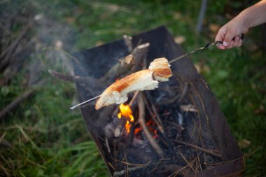 Ekmek ateşte kızarır..