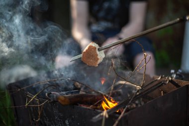 Ekmek ateşte kızarır..