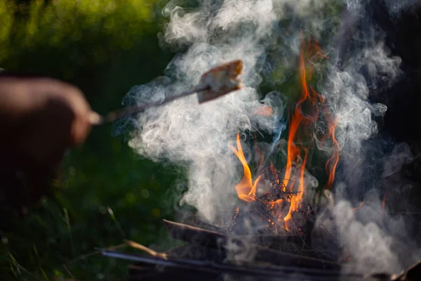 Ekmek ateşte kızarır..