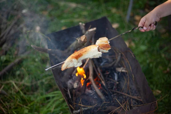 Ekmek ateşte kızarır..
