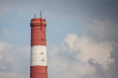 Kazan dairesi borusu. Gökyüzüne karşı fabrika bacası