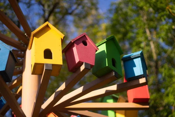 Case degli uccelli. Case colorate per uccelli sulla strada. — Foto Stock