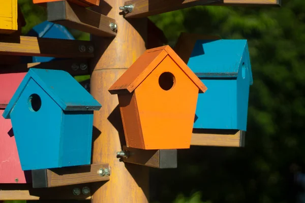 Vogelhuizen. Gekleurde vogelhuisjes op straat. — Stockfoto