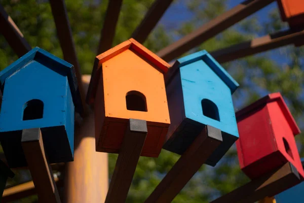 Vogelhuizen. Gekleurde vogelhuisjes op straat. — Stockfoto