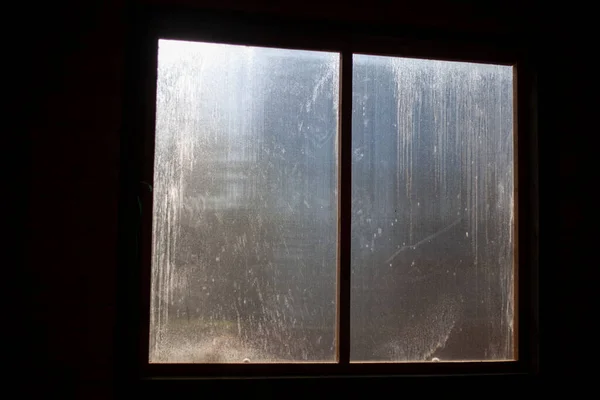 Finestra in casa. Sfondo da una finestra di plastica. — Foto Stock