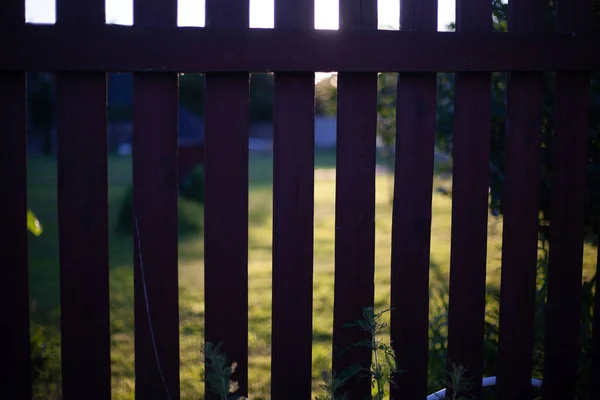 日没時の木造柵. — ストック写真